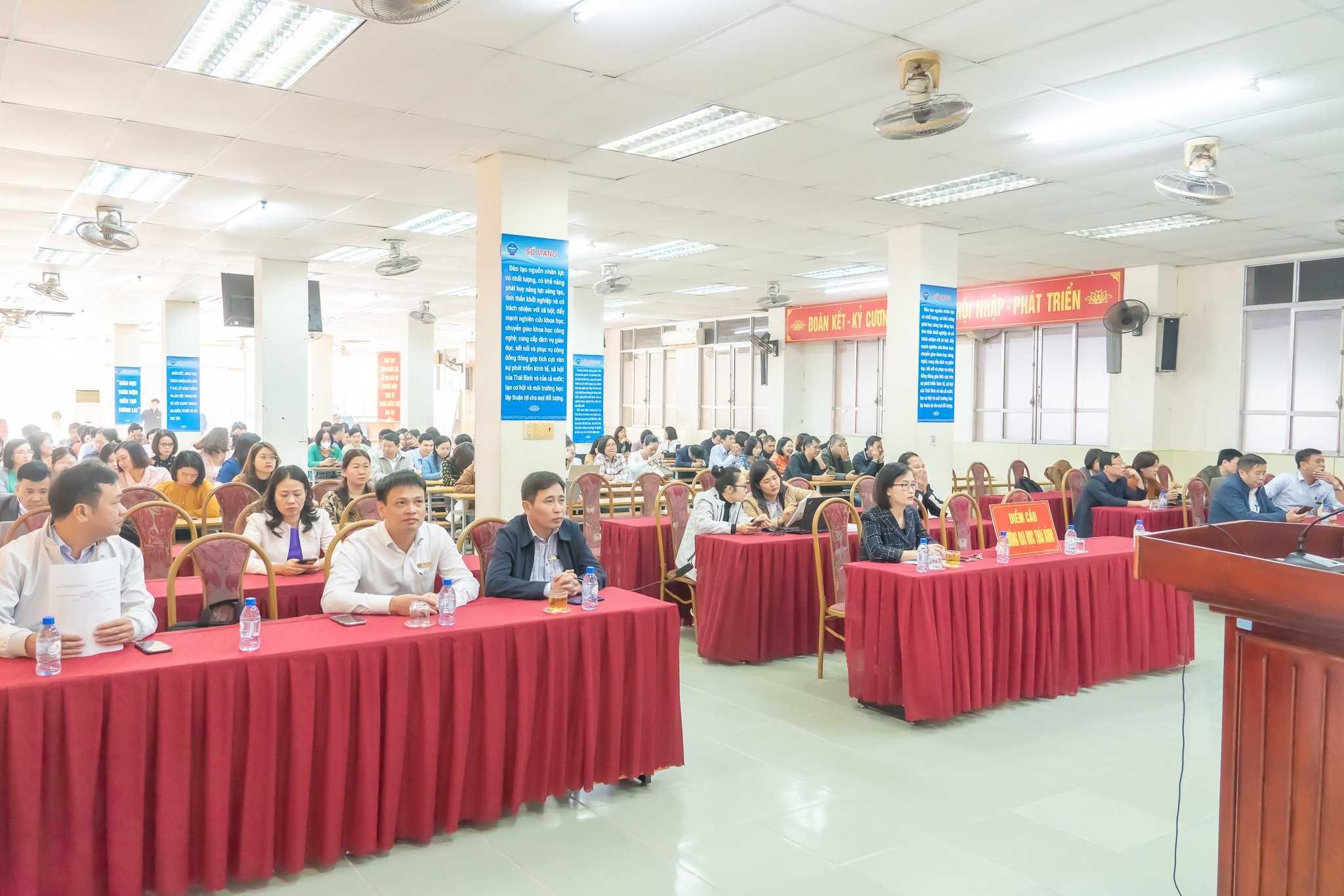 TRƯỜNG ĐẠI HỌC THÁI BÌNH THAM GIA HỘI NGHỊ TRỰC TUYẾN TOÀN QUỐC TỔNG KẾT VIỆC THỰC HIỆN NGHỊ QUYẾT SỐ 18-NQ/TW CỦA BAN CHẤP HÀNH TRUNG ƯƠNG ĐẢNG KHÓA XII